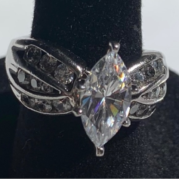 Marquise Diamonique SS  Ring. 1 1/2 ct. . Gorgeous. Antique - Picture 4 of 6